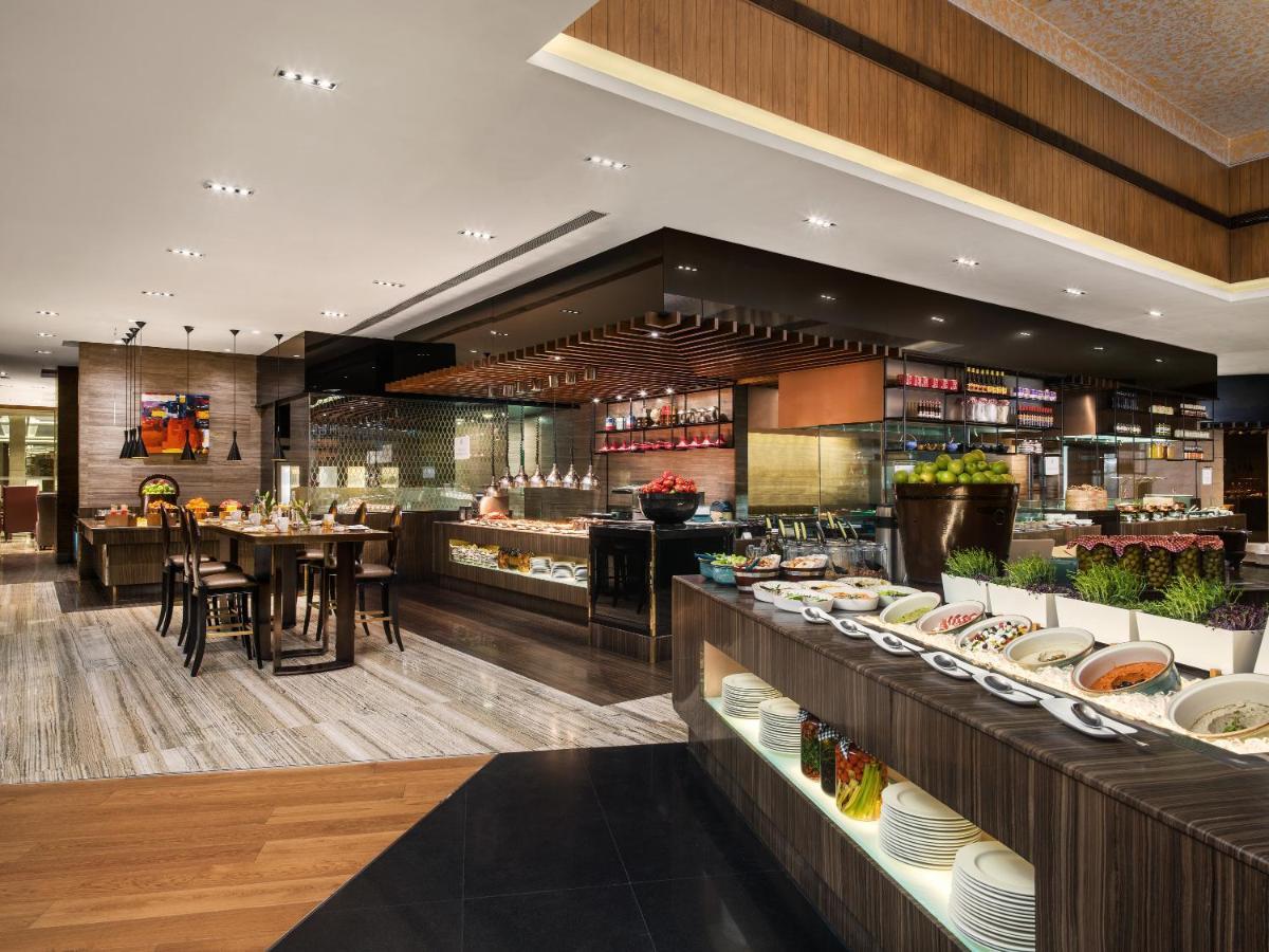 The St. Regis Mumbai Hotel Exterior foto The buffet at The Mira