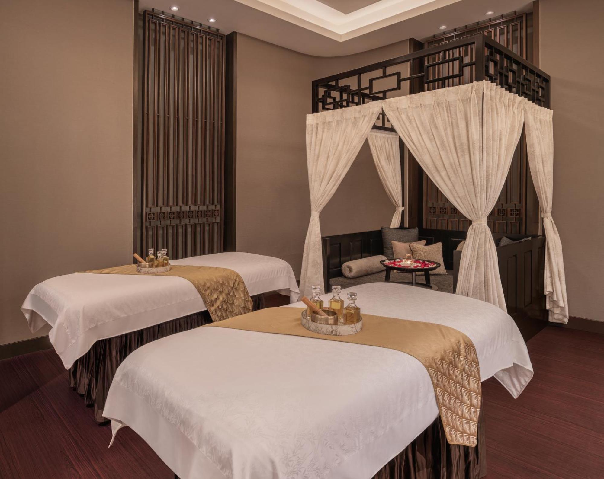 The St. Regis Mumbai Hotel Exterior foto A spa treatment room at the Royal Spa